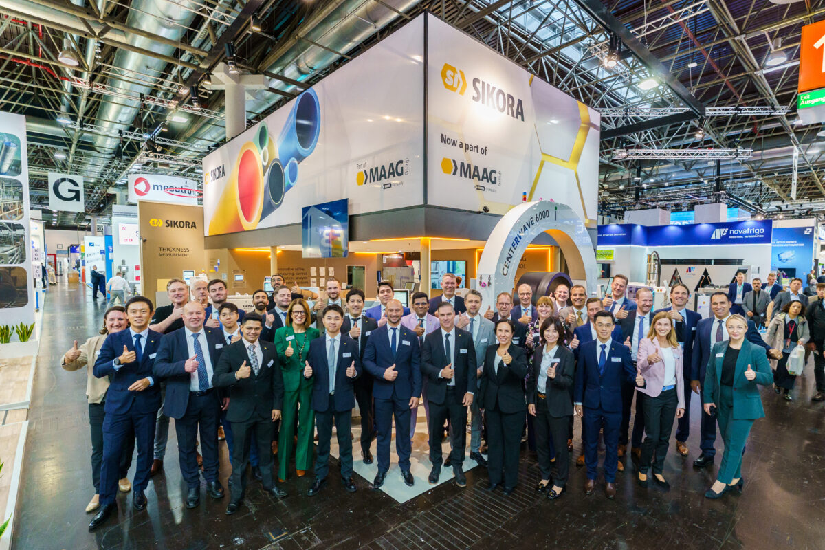 SIKORA_K_2025_Team_Booth-1200×800